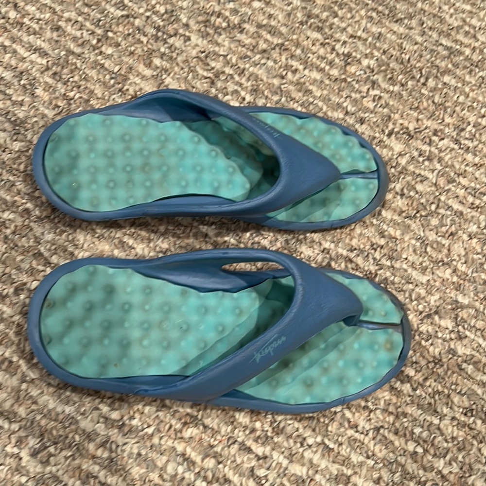 Textured flip flops, size 40 (fits size 8-9 Canadian sizes)